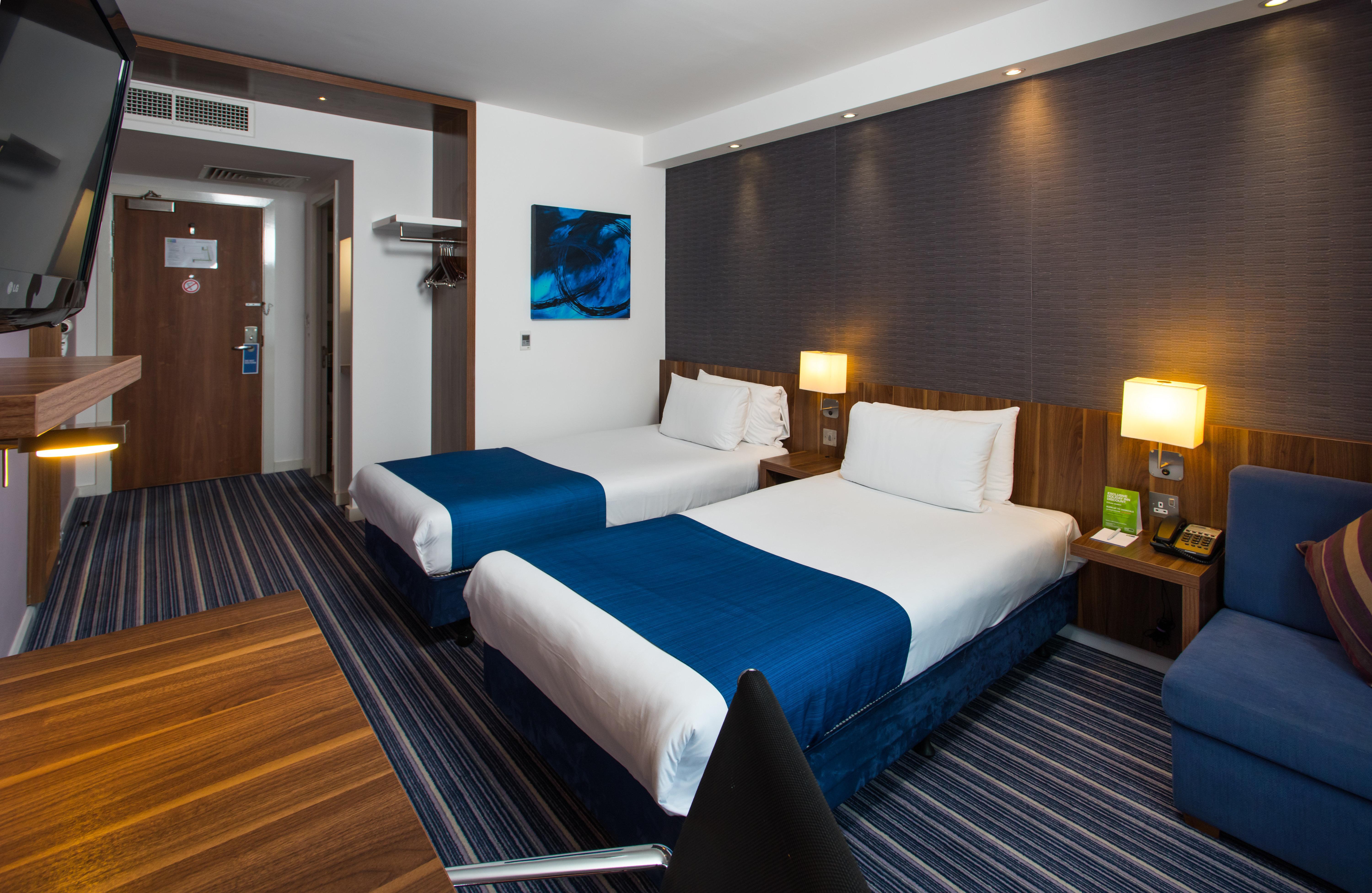 Holiday Inn Express London-Wimbledon-South, An Ihg Hotel Exterior photo