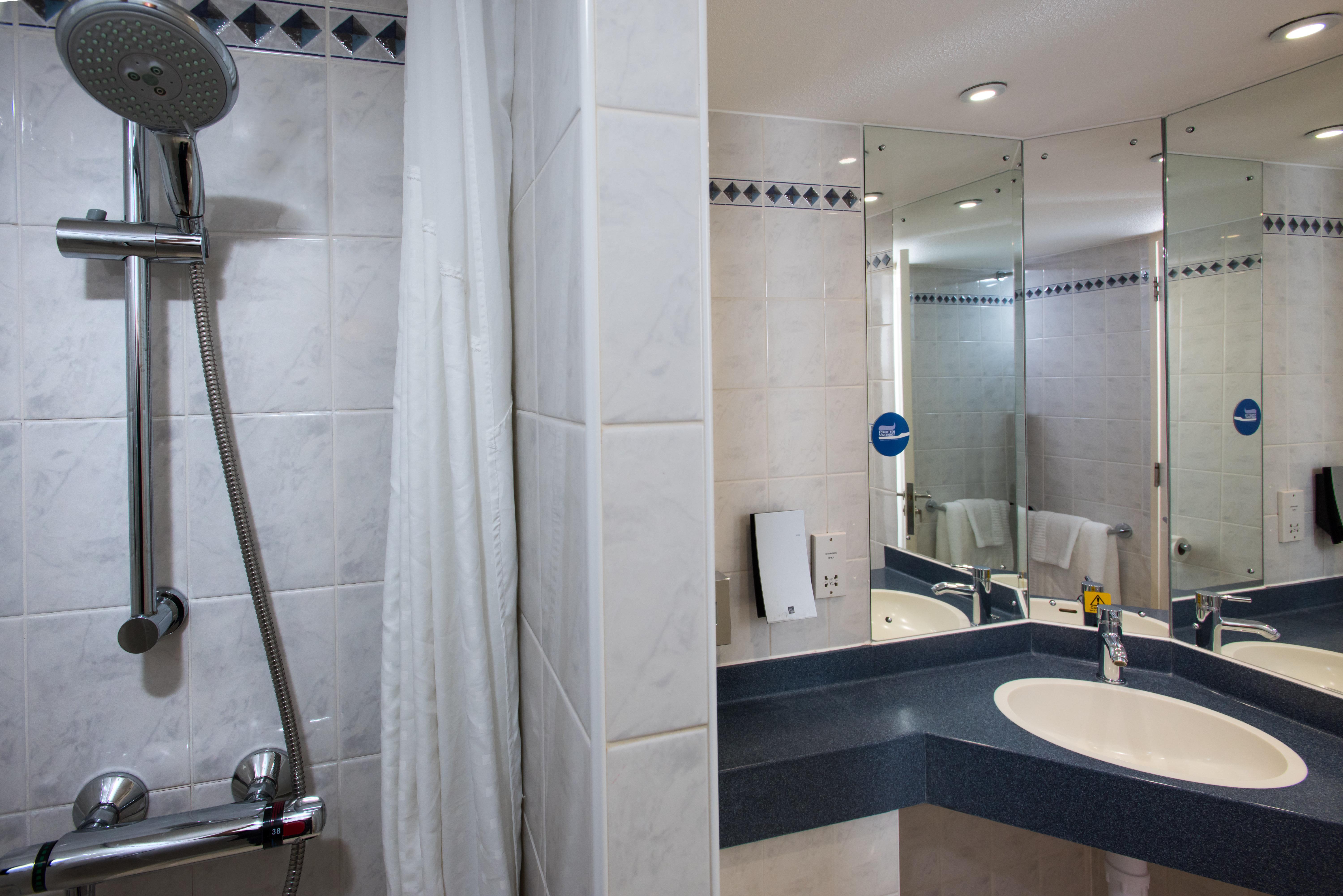 Holiday Inn Express London-Wimbledon-South, An Ihg Hotel Exterior photo