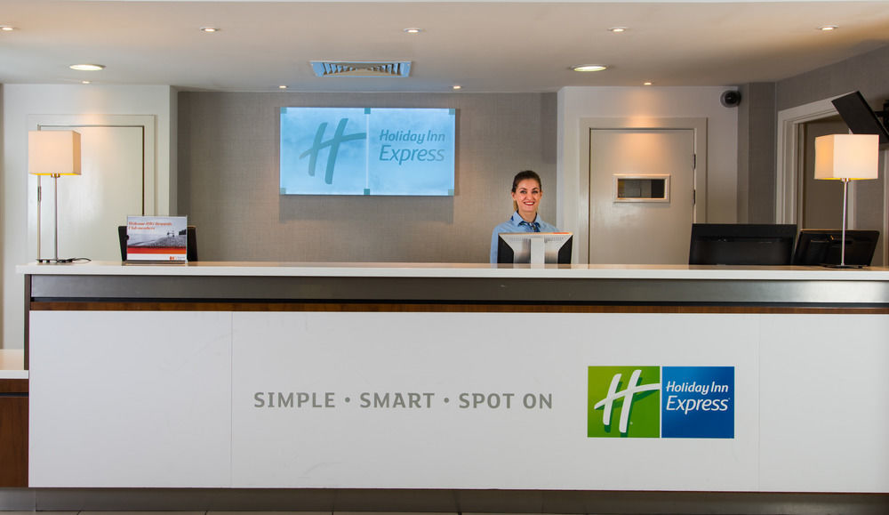Holiday Inn Express London-Wimbledon-South, An Ihg Hotel Exterior photo